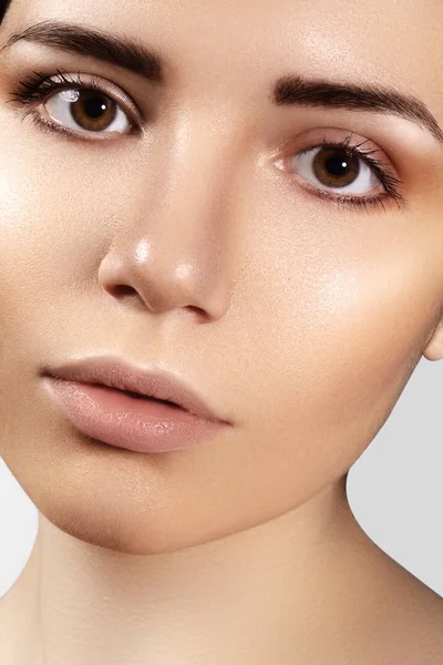 Krásná mladá žena s perfektní čistotě lesklé kůže, přírodní módní make-up. Detail žena, čerstvé lázeňské vzhled — Stock fotografie