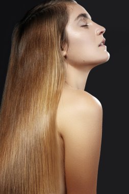 Moda makyaj güzel düz parlak saçlı güzel kadın. Glamour makyaj. Güzel düzgün saç modeli