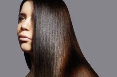 Temiz cilt, güzel düz parlak saçlar, moda makyaj güzel genç kadın. Güzel düzgün saç modeli