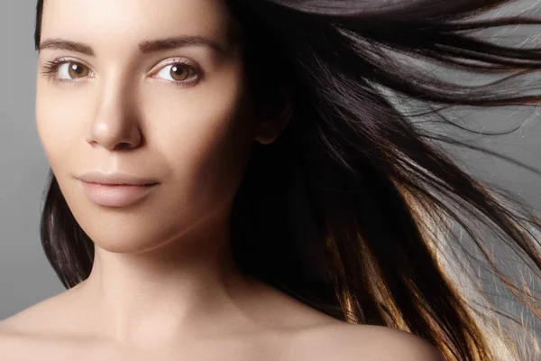 Schöne junge Frau Modell mit fliegenden hellen Haaren. Schönheitsporträt mit sauberer Haut, Glamour-Mode-Make-up — Stockfoto