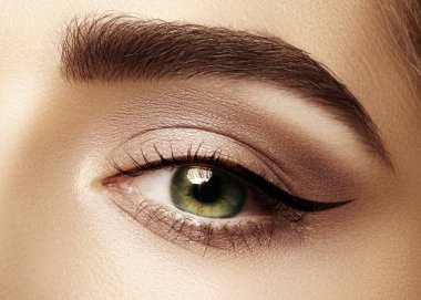 Kaşlar, kahverengi kaptırdın ve uzun kirpiklerini mükemmel şekli. Closeup makro moda dumanlı gözler sima vurdu