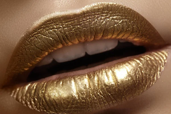 Hermoso primer plano con labios rellenos femeninos con maquillaje de color oro. La moda celebra el maquillaje, el brillo cosmético. Estilo navideño —  Fotos de Stock