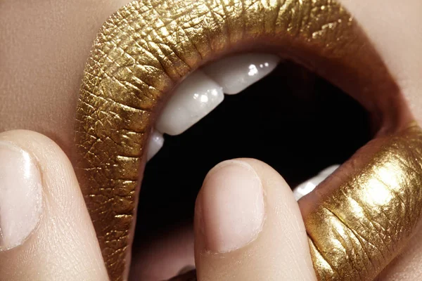 Hermoso primer plano con labios rellenos femeninos con maquillaje de color oro. La moda celebra el maquillaje, el brillo cosmético. Estilo navideño — Foto de Stock