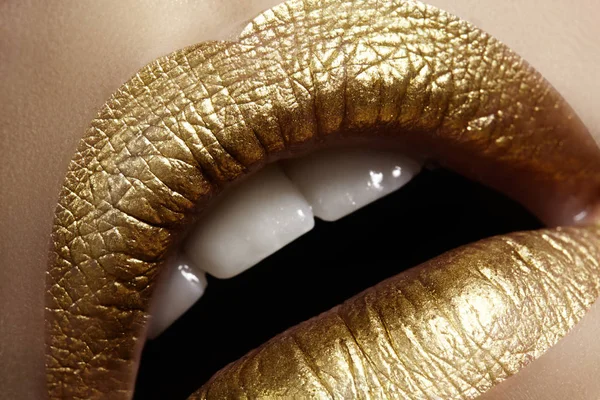 Hermoso primer plano con labios rellenos femeninos con maquillaje de color oro. La moda celebra el maquillaje, el brillo cosmético. Estilo navideño —  Fotos de Stock