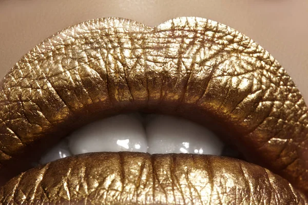 Hermoso primer plano con labios rellenos femeninos con maquillaje de color oro. La moda celebra el maquillaje, el brillo cosmético. Estilo navideño —  Fotos de Stock