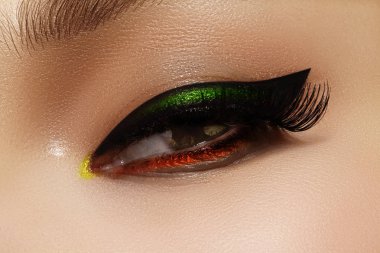 Kadın gözleri siyah göz kalemi ile yakın çekim fotoğraf. Moda makyaj mükemmel oklar şeklinde. Retro tarzı ve şık akşam makyaj. Kozmetik ve makyaj