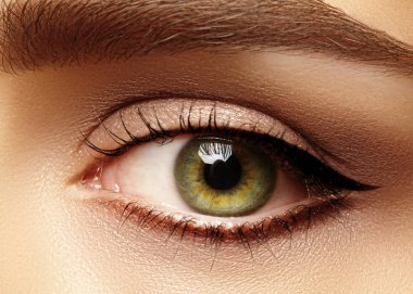 Kaşlar, kahverengi kaptırdın ve uzun kirpiklerini mükemmel şekli. Closeup makro moda dumanlı gözler sima vurdu