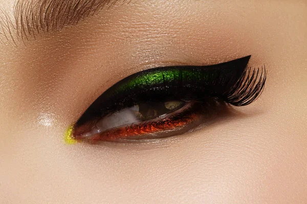 Kadın gözleri siyah göz kalemi ile yakın çekim fotoğraf. Moda makyaj mükemmel oklar şeklinde. Retro tarzı ve şık akşam makyaj. Kozmetik ve makyaj