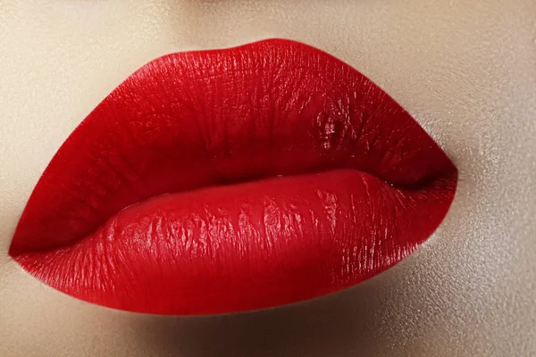 Vackra kvinnliga läppar. Sweet Kiss med rött läppstift. Lip Make-up på makro skjuta. Heta mode läpp makeup — Stockfoto