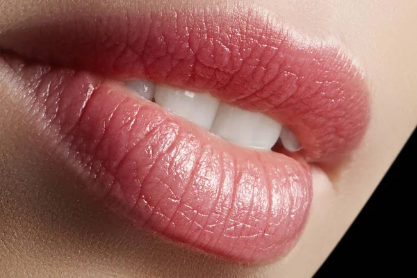 Солодкий поцілунок. Ідеальний натуральний макіяж губ. Крупним планом макро фотографії з красивим жіночим ротом. Пухнасті повні губи — стокове фото