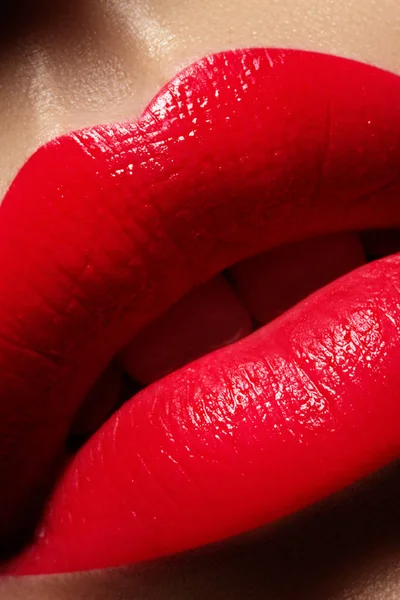 Belles lèvres féminines. Sweet Kiss avec rouge à lèvres rouge. Maquillage des lèvres sur macro shoot. Maquillage de lèvres de mode chaude — Photo