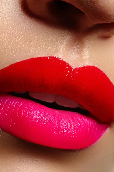 Cosméticos, maquillaje. Lápiz labial brillante en los labios. Primer plano de hermosa boca femenina con maquillaje labial rojo y rosa. Parte de la cara — Foto de Stock