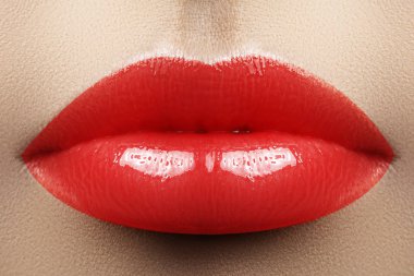 Dudaklarında kırmızı sulu dudak parlatıcısı. Güzel makyaj en iyi kozmetik ile. Closeup moda makyaj ile ağız. Yüz parçası