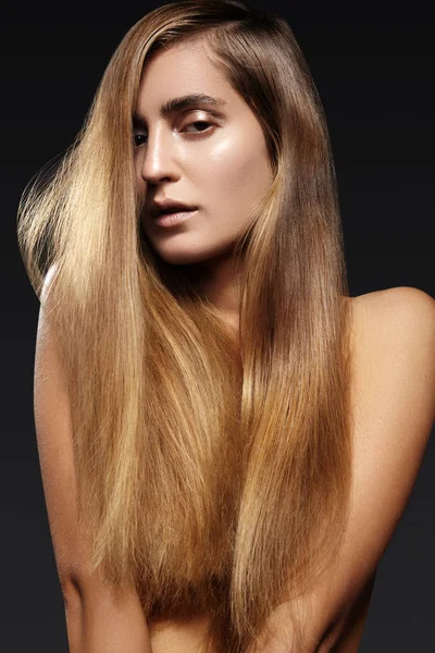 Krásná mladá žena s dlouhými lesklými vlasy. Zdravý dlouhý rovný účes. Sexy model žena — Stock fotografie