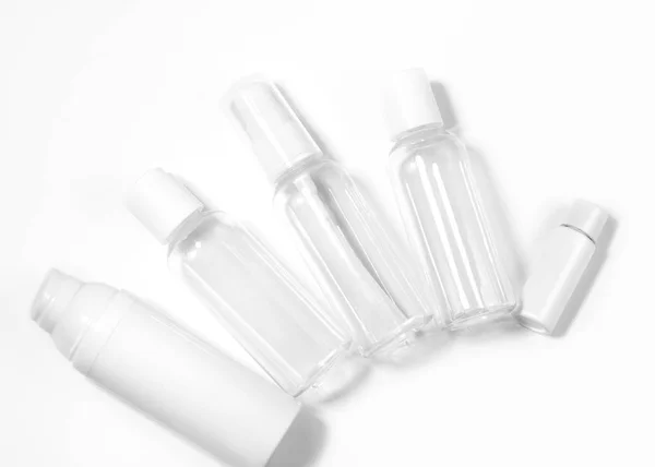 Weiße Kosmetikflaschen auf weißem Hintergrund. Wellness, Wellness und Körperpflege Flaschensammlung. Schönheitsbehandlung — Stockfoto