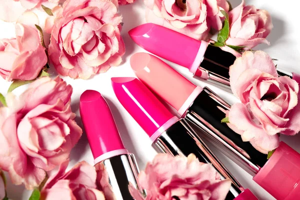 Ensemble printanier de rouges à lèvres en fleurs roses. Collection cosmétique beauté. Tendances de la mode dans les cosmétiques, lèvres vives — Photo