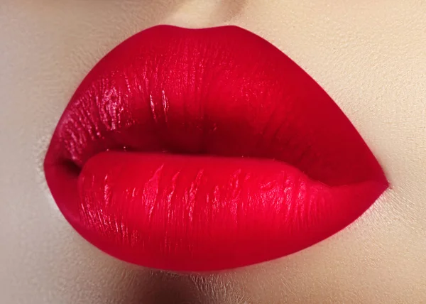 Kosmetika, makeup. Ljusa läppstift på läpparna. Närbild av vackra kvinnliga mun med röd läpp makeup. Valentine söt kyss — Stockfoto