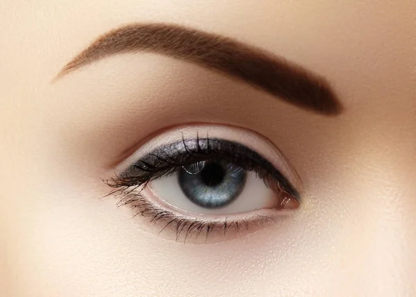 Primer plano Macro de hermoso ojo femenino con cejas de forma perfecta. Piel limpia, maquillaje Fashion Naturel. Buena visión — Foto de Stock