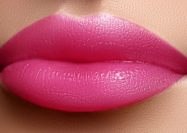 Cosméticos, maquillaje. Lápiz labial brillante en los labios. Primer plano de hermosa boca femenina con maquillaje labial rosa. Dulce beso — Foto de Stock