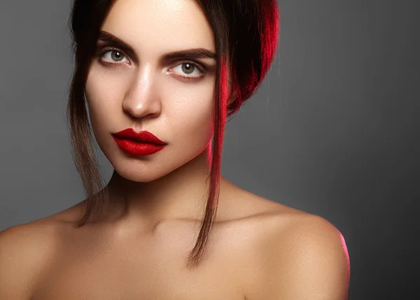 Hermosa modelo con maquillaje de moda. Primer plano retrato sexy mujer con glamour labio brillo maquillaje y brillantes sombras de ojos . — Foto de Stock