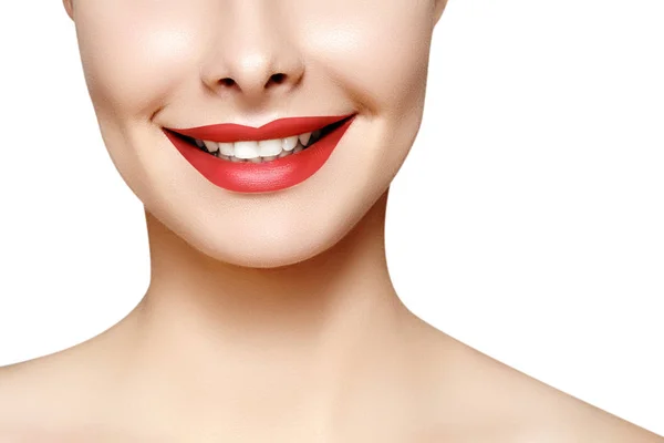 若くてきれいな女性、完璧な健康的な白い歯の広い笑顔。歯のホワイトニング、ortodont、ケア歯と健康 — ストック写真