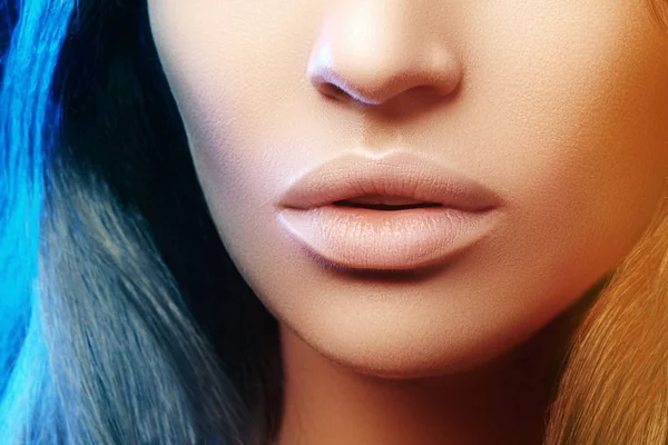 Beauty Shot für den Wellness-Salon. Nahaufnahme Porträt Schönheit Frau. natürliche Lippennaht. sexy und volle Lippen. Saubere Haut — Stockfoto