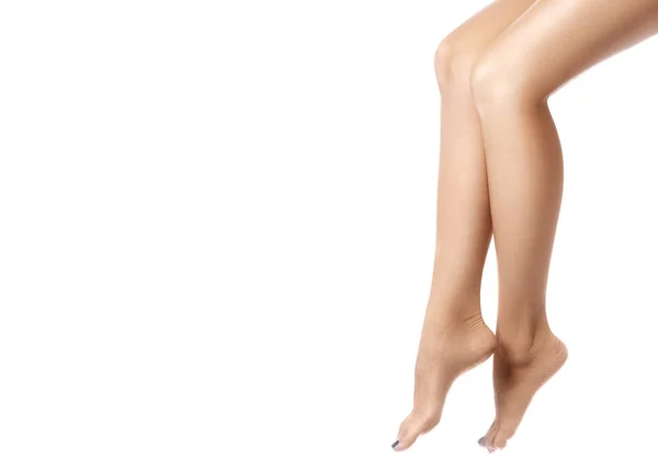 Kvinnliga ben efter hårborttagning. Sjukvård, fotvård, rutin behandling. Spa och epilering. Fötter med ren, slät hud. — Stockfoto