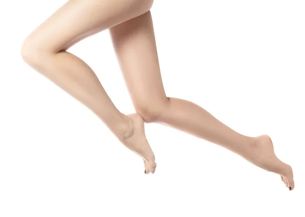 Gambe femminili dopo la depilazione. Assistenza sanitaria, cura dei piedi, trattamento con rutina. Spa ed epilazione. Piedi con pelle liscia e pulita . — Foto Stock