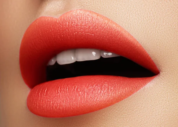 Cosméticos, maquillaje. Lápiz labial brillante en los labios. Primer plano de hermosa boca femenina con maquillaje labial rojo y rosa. Parte de la cara — Foto de Stock