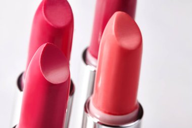 Kırmızı renklerde Rujlar güzel dizi. Güzellik kozmetik koleksiyonu. Moda trendleri kozmetik parlak dudaklar