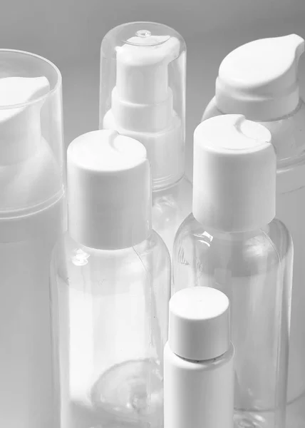 Vit kosmetiska flaskor på vit bakgrund. Wellness, spa och kroppsvård flaskor samling. Skönhetsbehandling — Stockfoto