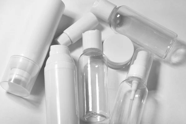 Vit kosmetiska flaskor på vit bakgrund. Wellness, spa och kroppsvård flaskor samling. Skönhetsbehandling — Stockfoto