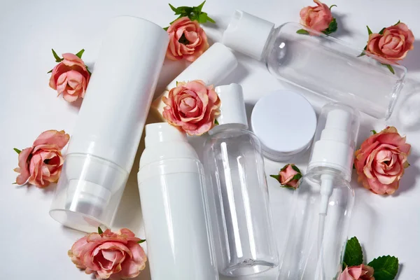 Kosmetikflaschen. Wellness- und Wellnessflaschen-Kollektion mit Frühlingsblumen. Schönheitsbehandlung, Badezimmer-Set. — Stockfoto