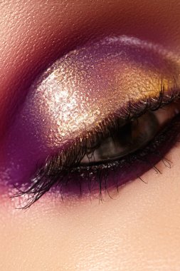 Tatlı kadın göz güzel moda parlak makyajlı. Güzel parlak altın, mor göz farı, glitter ıslak