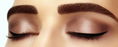 Kaşlar, kahverengi kaptırdın ve uzun kirpiklerini mükemmel şekli. Closeup makro moda dumanlı gözler sima vurdu