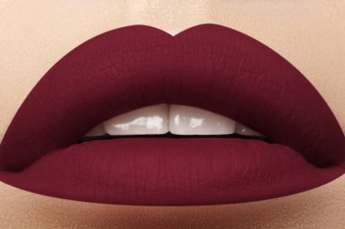 Kozmetik, makyaj. Dudakları parlak ruj. Portre ile koyu kırmızı dudak makyaj güzel kadın ağız. Yüz parçası