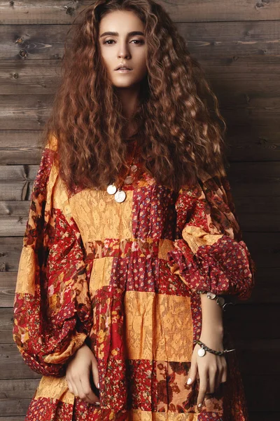 Brunette fille aux cheveux longs et brillants ondulés. Beau modèle avec coiffure bouclée — Photo