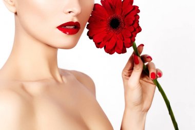 Yakın çekim güzellik fotoğraf seksi kadınla kırmızı dudaklar, ruj ve güzel kırmızı çiçek. Spa temiz cilt