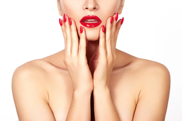 Labios rojos y uñas brillantes. Boca abierta sexy. Hermosa manicura y maquillaje. Celebrar maquillaje y piel limpia — Foto de Stock