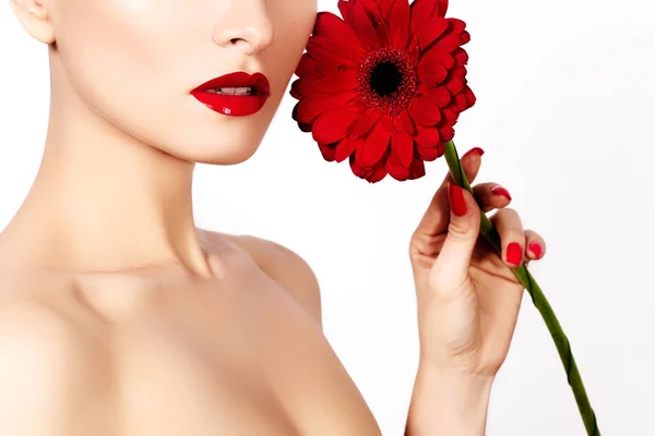 De cerca foto de belleza mujer sexy con labios rojos, lápiz labial y hermosa flor roja. Spa piel limpia — Foto de Stock