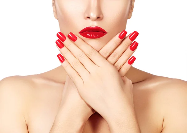 Lábios vermelhos e unhas bem cuidadas. Boca aberta sexy. Bela manicure e maquiagem. Comemore a maquilagem e pele limpa — Fotografia de Stock