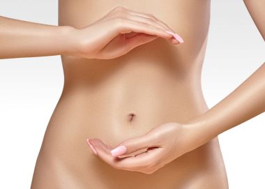 Güzel kadın göbek. Güzel bir kadın mide umurunda değil. Sağlık, sindirim, bağırsak sağlığı. Sağlık, spa. Vücut parçası
