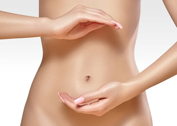 Hermosa barriga femenina. A la mujer bonita le importa el estómago. Salud, digestión, salud intestinal. Bienestar, spa. Parte del cuerpo —  Fotos de Stock