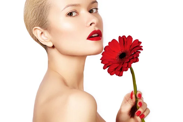 De cerca foto de belleza mujer sexy con labios rojos, lápiz labial y hermosa flor roja. Spa piel limpia — Foto de Stock