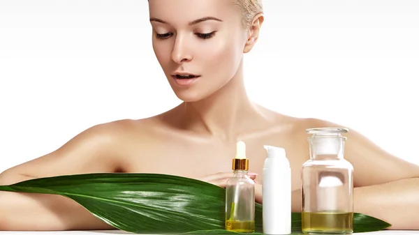 Schöne Frau wendet organische Kosmetik und Öle für Schönheit an. Spa und Wellness. saubere Haut, glänzendes Haar. Gesundheit — Stockfoto