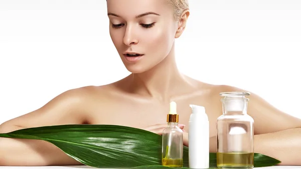Güzel kadın organik kozmetik ve güzellik için yağlar için geçerlidir. Spa ve sağlıklı yaşam. Temiz cilt, parlak saçlar. Sağlık