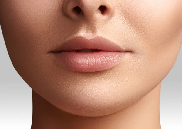 Beauty Shot für den Wellness-Salon. Nahaufnahme Porträt Schönheit Frau. natürliche Lippennaht. sexy und volle Lippen. Saubere Haut — Stockfoto