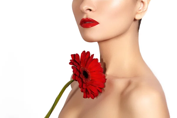 De cerca foto de belleza mujer sexy con labios rojos, lápiz labial y hermosa flor roja. Spa piel limpia — Foto de Stock