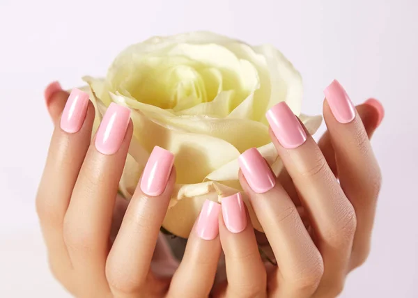 Uñas cuidadas con esmalte de uñas rosa. Manicura con esmalte de uñas. Manicura de arte de moda, laca en gel. Salón de uñas de acrílico — Foto de Stock