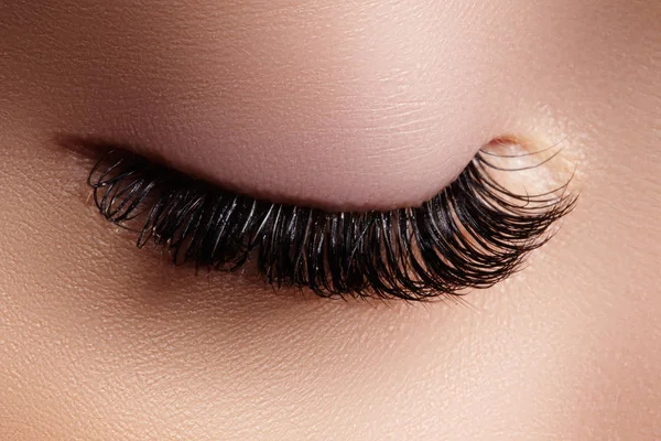 Krásné ženské oči s extrémní dlouhé řasy, přirozené hledat. Make-up a dlouhé řasy. Closeup módní oči. Lash gesign — Stock fotografie